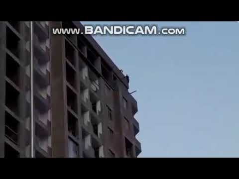 Bakıda kişi özünü hündürmərtəbəli binanın başından atmaq istədi - VİDEO