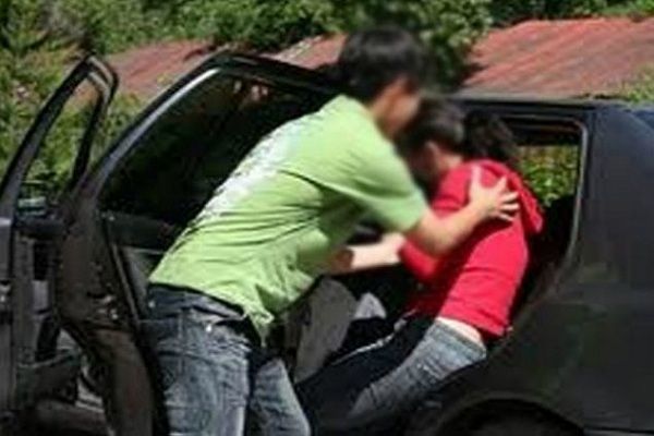 Azərbaycanda 18 yaşlı qız oğurlandı