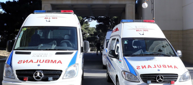 Bakıda təcili yardım maşını məktəbli qızları vurdu
