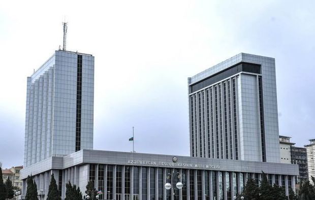 Sürücülər söhbətə görə cəzalandırılmayacaq - Parlament qərar verdi