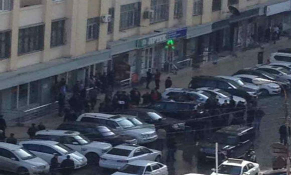 Bakıda 16 mərtəbəli binadan bahalı avtomobilin üzərinə paltaryuyan maşın atdılar — FOTO