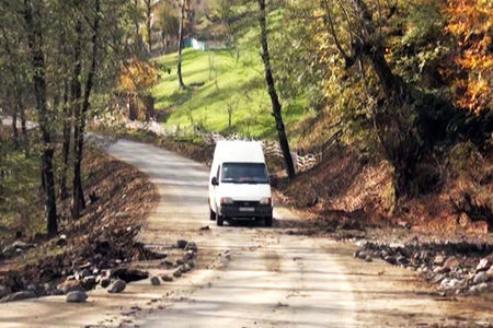 Astarada dağ uçdu, qaya parçaları yolu bağladı