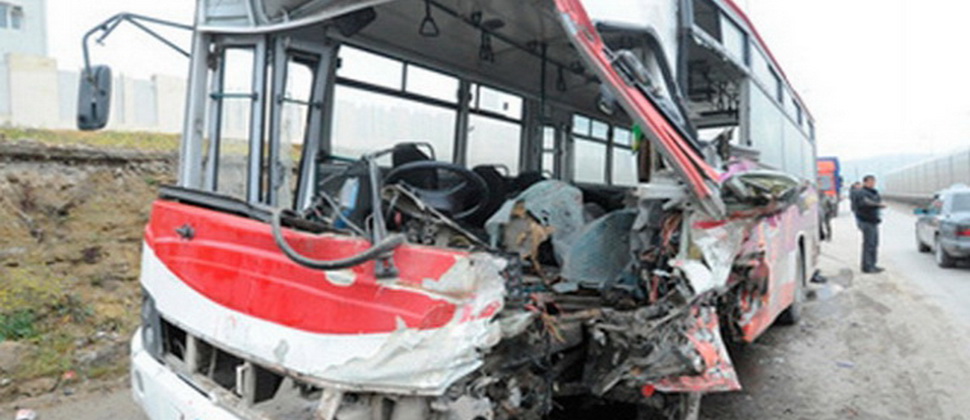 Bakıda sərnişin avtobusu ağır qəzaya düşdü: yaralılar var