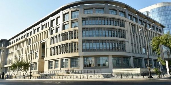 Bakıda məşhur məktəbin direktoru işdən çıxarıldı