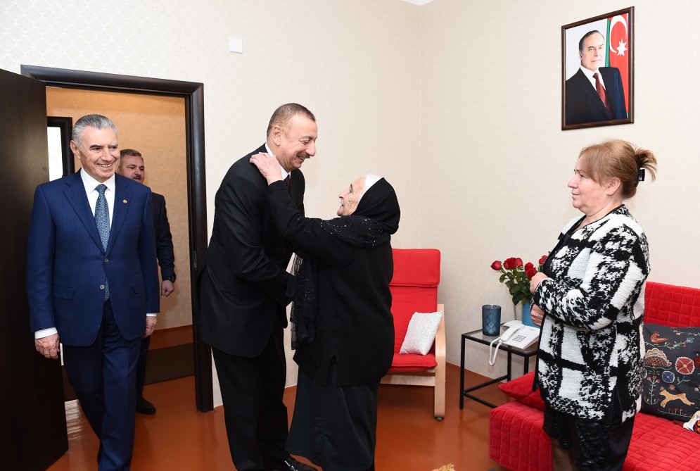 İlham Əliyev köçkün ailəsində - FOTOLAR