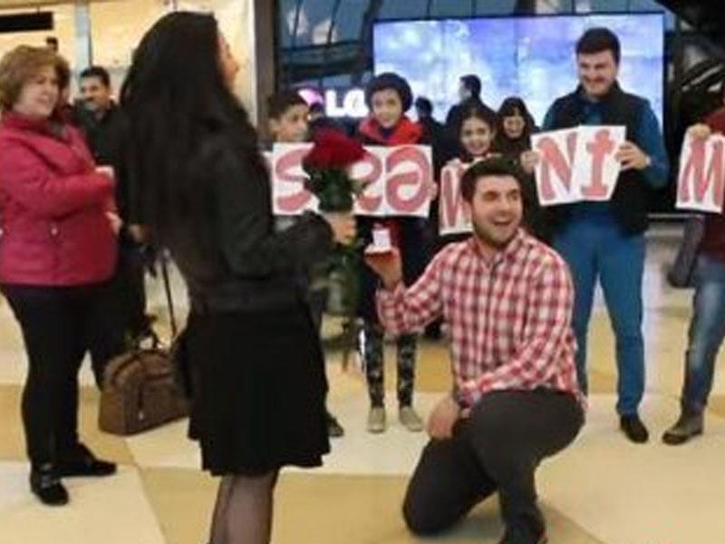 Bakı aeroportunda sürpriz evlilik təklifi: Oğlan üzük uzatdı, qız "yox" dedi (VİDEO)