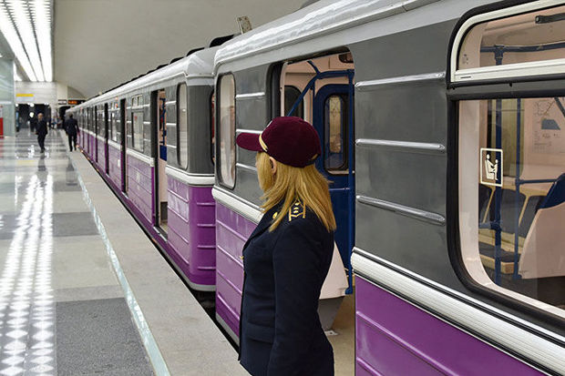 Bakı metrosunda sərnişin vaqonların arasında getmək istədi