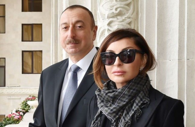 İlham Əliyev və xanımı sərgidə