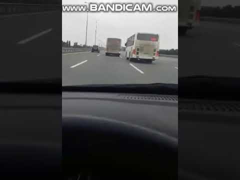Aeroport yolunda içi sərnişinlə dolu iki avtobusun ölüm yarışı: Dəhşətli anların görüntüsü (VİDEO)