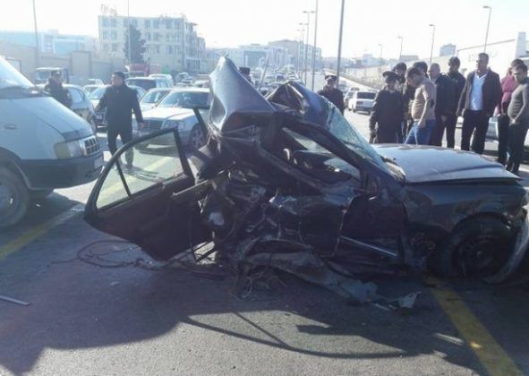 Bakıda ağır qəza: Avtomobil iki yerə bölündü – FOTO