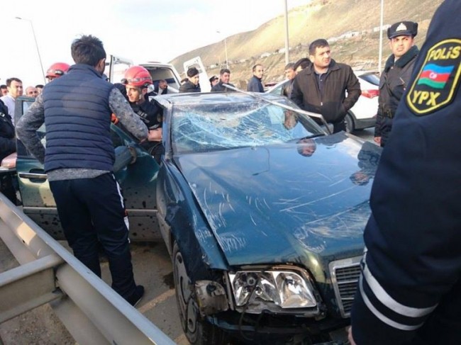 Tovuzda "Mercedes" hərbçiləri daşıyan maşınla toqquşdu - Yaralı var