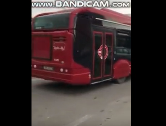“Baku Bus”ın sürücüsündən sərnişinlərə hörmətsizlik -  Dayanacaqda saxlamır (VİDEO)