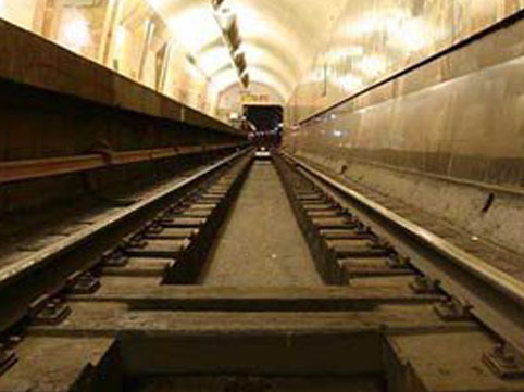 Bakı metrosunda həyəcanlı anlar: sərnişin relslərin üzərin yıxıldı