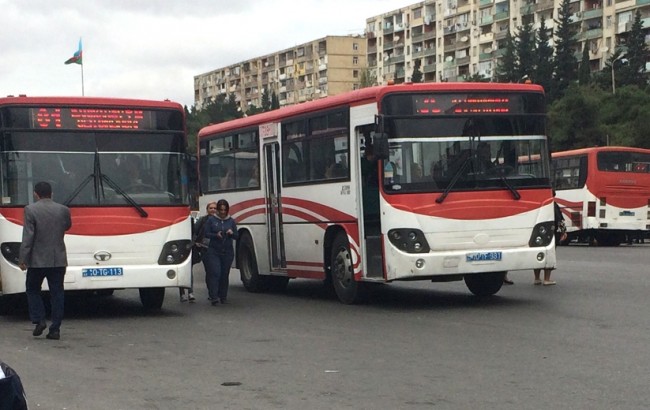 Binəqədi əhalisi yollarda qalıb - Avtobuslar 45 dəqiqəlik yolu 2 saata gedir
