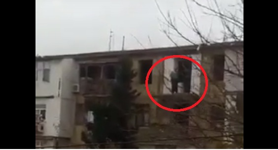 Evi sökülən qadın Azərbaycan bayrağına bürünüb özünü binadan atmaq istədi -  VİDEO