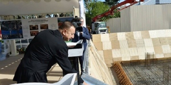 Prezident Hövsanda ilk sosial mənzilin təməlini qoydu