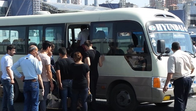 Arvadının gözü qarşısında kişini öldürdülər - Avtobusda dəhşət