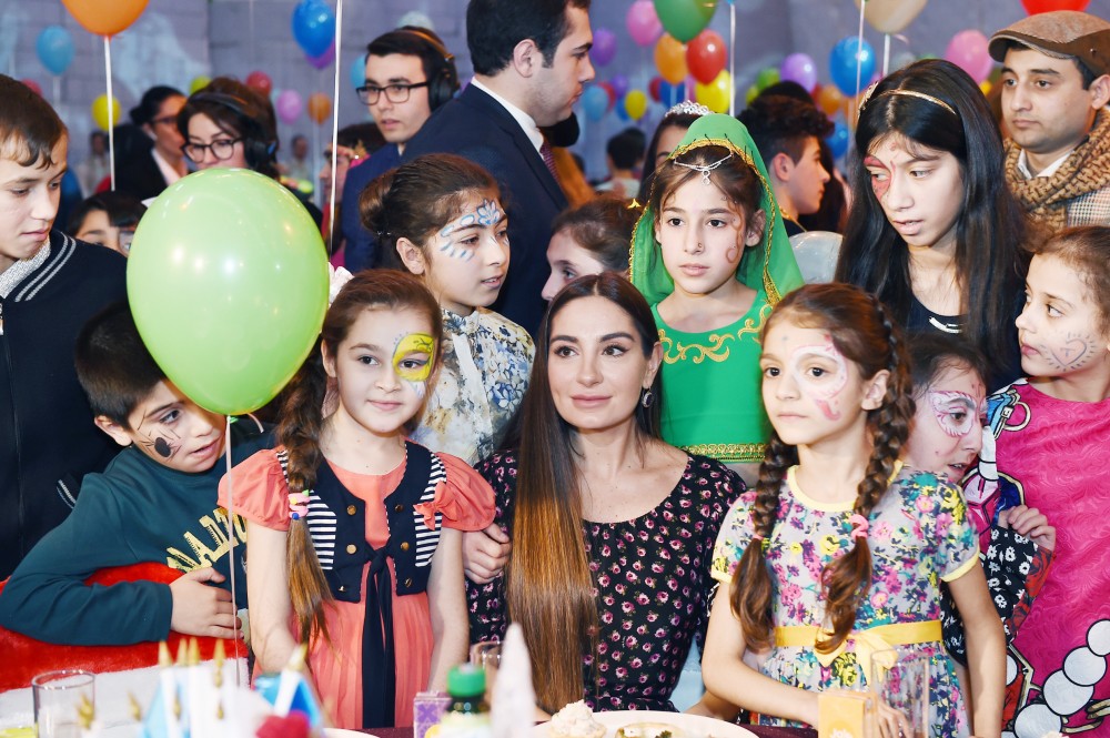 Mehriban Əliyeva qızları və nəvəsi ilə Yeni il şənliyində - Fotolar