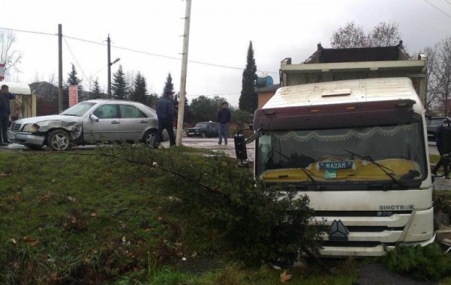 Yük maşını su kanalına aşdı