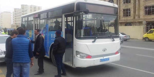 Bakıda sərnişinlə dolu avtobusun qapısı yola düşdü - FOTO