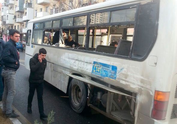 Bakıda daha bir avtobus qəzaya düşdü - 14 yaşlı uşağın boğazı kəsildi