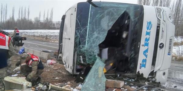 Lənkəranda mikroavtobus aşdı: yaralılar var