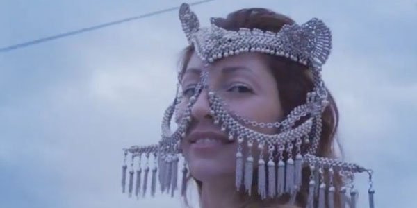 Azərbaycanda çadır düşərgəsində böyüyən qız Paris və Nyu-Yorku silkələdi - VİDEO