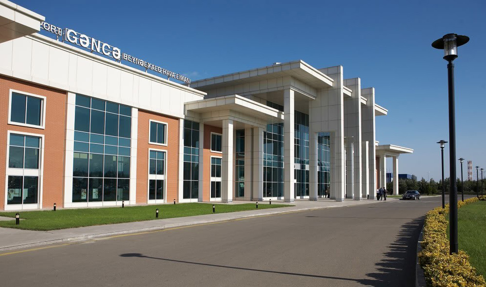 Gəncə aeroportunda maraqlı olay: sərnişinlər ayaqyolu əvəzinə ağaclığa göndərirlər