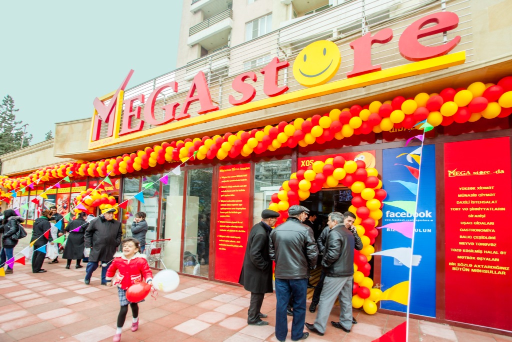 Məşhur marketdə işləyən kassir qızdan şok hərəkət: Oğlanla birlikdə gizlincə 5700 manatlıq mal çıxartdı