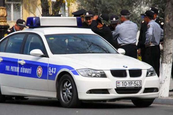 Bakıda sürücü yol polisinin üstünə silah çəkdi – Hadisə yerindən qaçdı