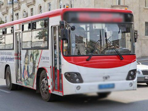 Bakıda avtobusu daşa basdılar: sərnişinin göz çıxdı