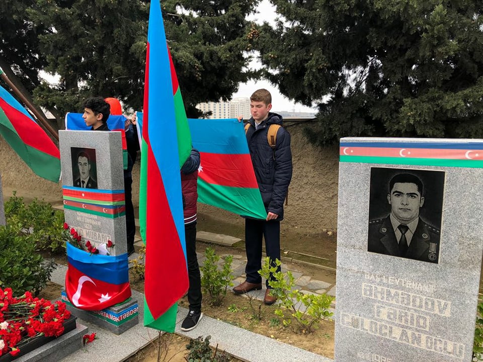 Gənclər Mübariz İbrahimovun məzarını ziyarət etdi