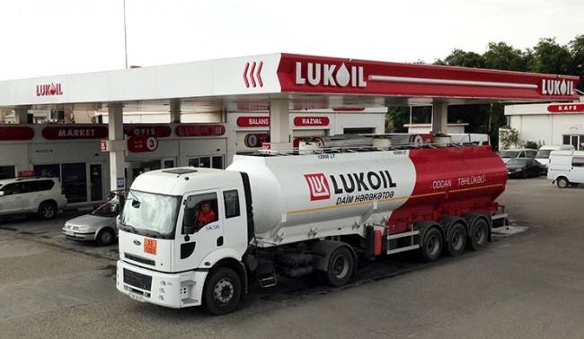 Bakıda sürücü “Lukoil”in işçisinin dələduzluğunu belə ortaya çıxardı: “Kasıb insanların cibinə girməyin"
