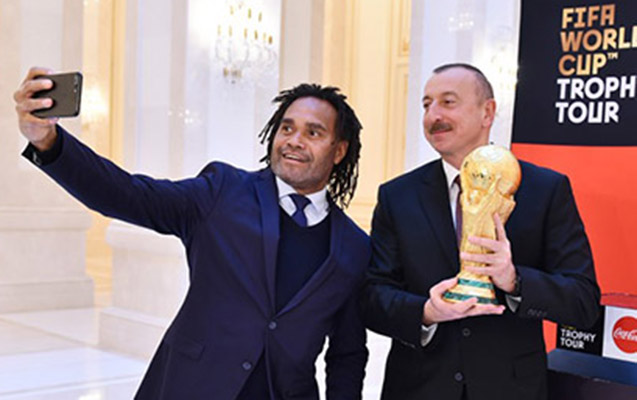 Ulduz futbolçu İlham Əliyevlə “selfie” çəkdirdi - Fotolar