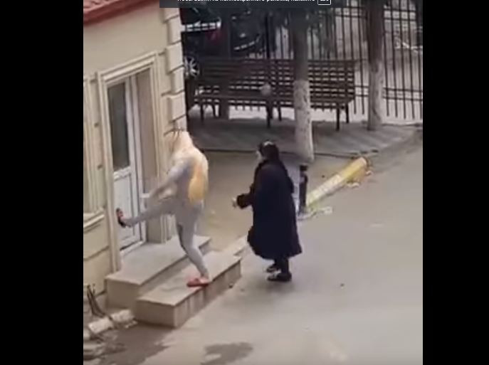 Bakıda komendanta bıçaqla hücum edən "trans Səbiş" həbs edildi - VİDEO