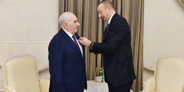 İlham Əliyev Fəttah Heydərovu təltif etdi