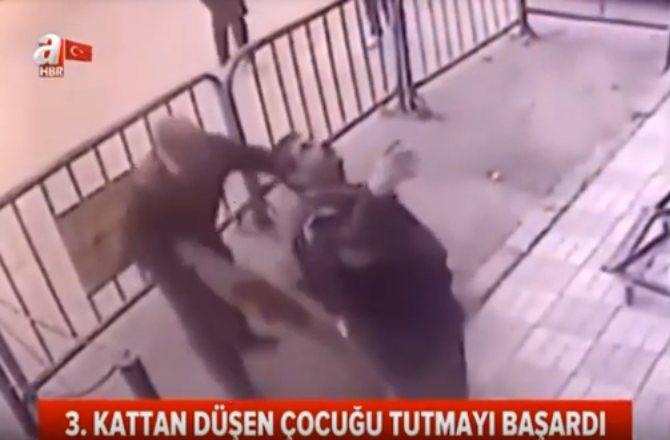 3-cü mərtəbədən düşən uşağı polis belə xilas etdi - Video