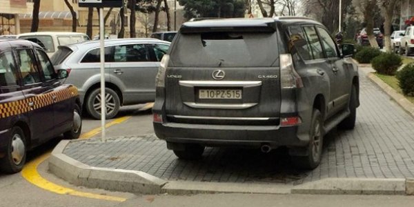 Bakıda sürücü "Lexus"la yol kəsdi, sosial şəbəkələrdə tənqid olundu - FOTO