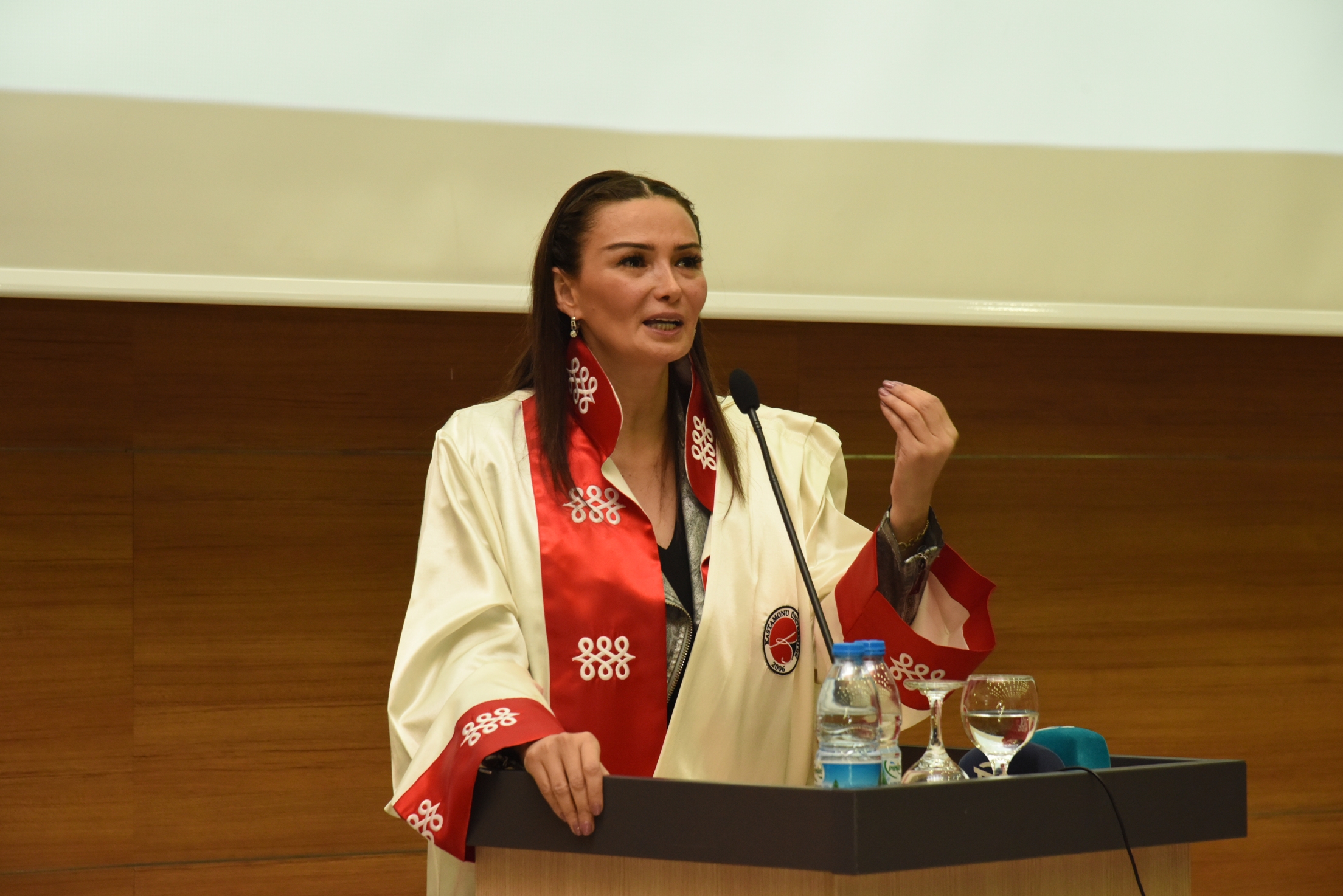 Qənirə Paşayeva Kastamonu Universitetində Xocalı soyqırımı ilə bağlı konfrans verib