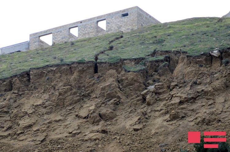 Bayıldakı sürüşmə ilə bağlı istintaq qrupu hərəkətə keçdi - Hadisə yerinə baxış