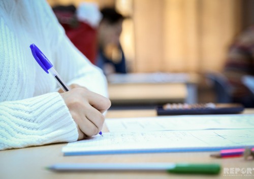 9-cu sinif şagirdləri imtahan verir