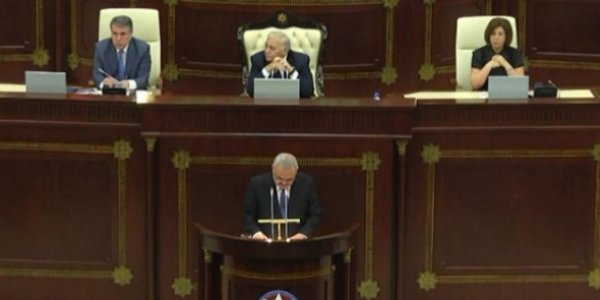 Artur Rasizadə Milli Məclisdə hesabat verir