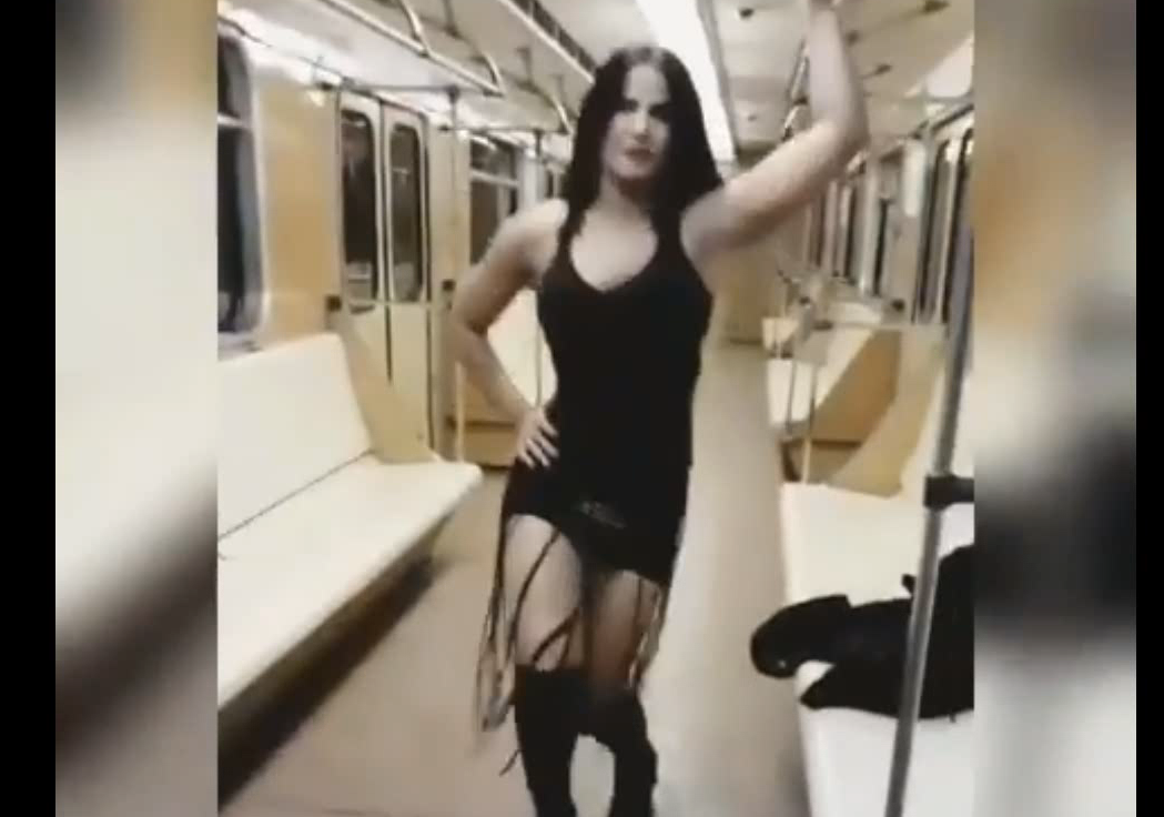 Azərbaycanlı rəqqasə metroda paltarını soyunub erotik rəqs etdi - VİDEO
