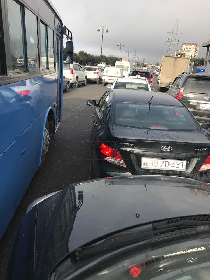 Bakının bu prospektində hərəkət iflic oldu - Tıxac var 
