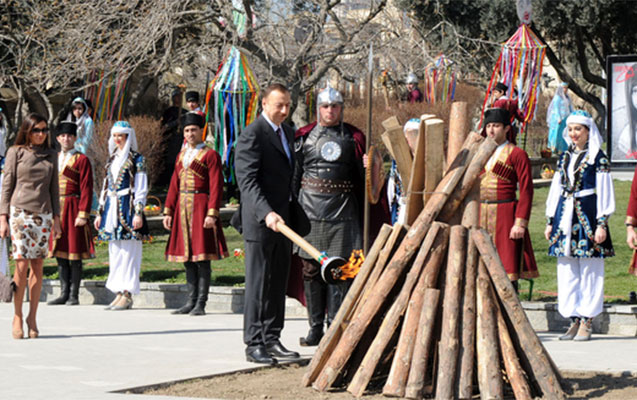 İlham Əliyev bayran tonqalını yandırdı