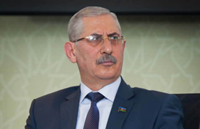 "Ağızları söyüşlə açılır, söyüşlə bağlanır"