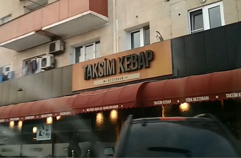 Bakıda “Taksim Kebab” restoranından özbaşınalıq: “Avtomobil yollunu özəlləşdiriblər” – VİDEO