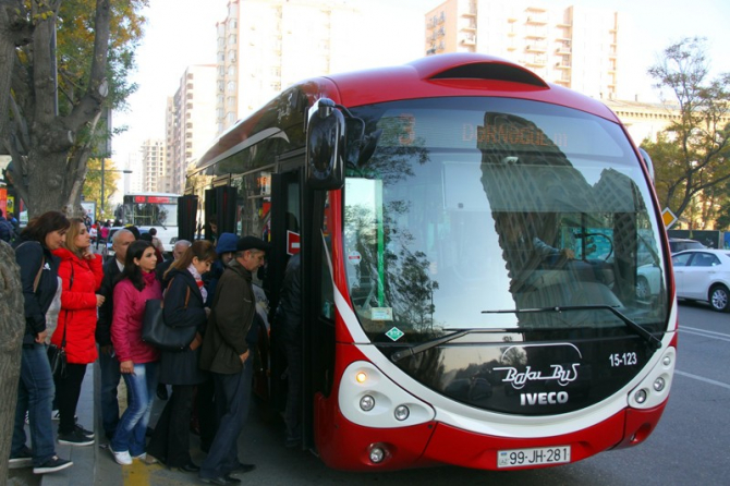 Bakıda sərnişin "BakuBus"un sürücüsünü təhqir etdi - özünü avtobusunun qarşısına atdı