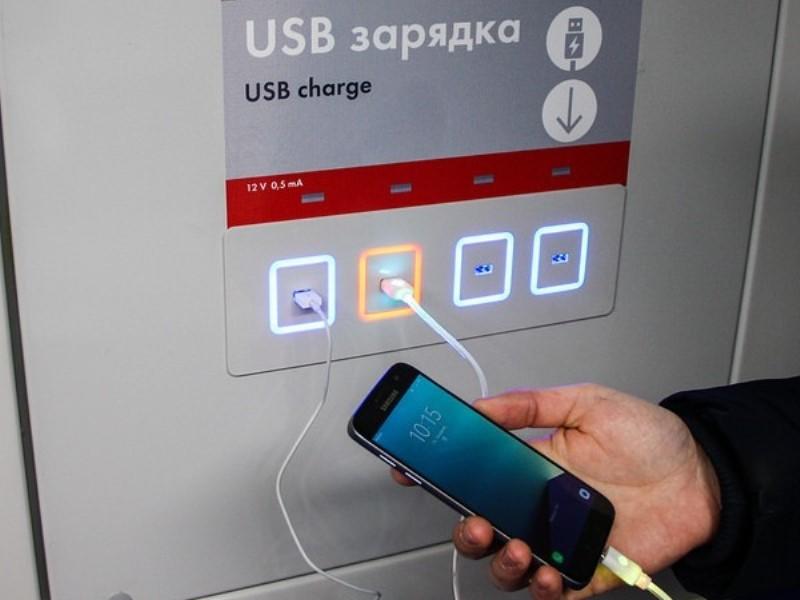 Bakı metrosunda daha bir yenilik - Qatarda telefonu "zaryadka"ya qoymaq olacaq