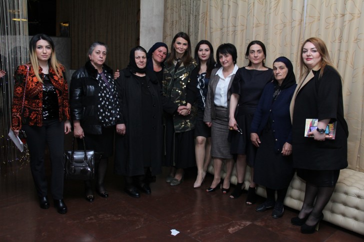 Qənirə Paşayeva Aprel zəfəri şəhidlərinin ailələri ilə görüşüb- FOTOLAR